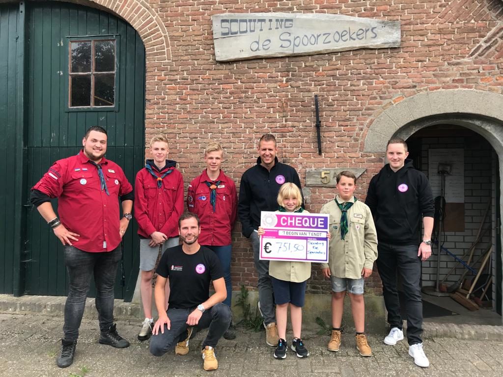 Uitreiking cheque oliebollenactie 2019